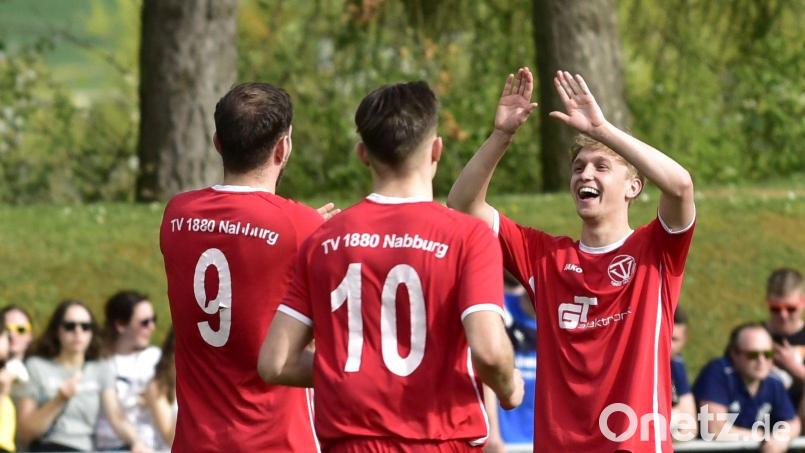 Finn Grünauer (rechts) war zuletzt absolut treffsicher: Hier feiert er eines seiner drei Tore beim 4;2 gegen den FC schmidgaden mit den Teamkollegen Tarkan Özdemir (links) und Nico Sporer. Bild: ham