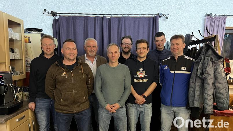 Julian Kraus (hinten, Vierter von links) führt weiterhin das Vereinskartell. Neu im Vorstandsteam sind Toni Wolfram und Andreas Schnödt (Zweiter und Dritter von rechts) Bild: bk