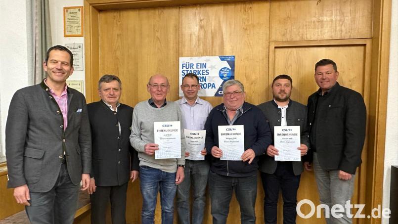 MdB Albert Rupprecht, CSU-Ortsvorsitzender Anton Nistler (von links) und Pleysteins CSU-Ortsvorsitzender Rainer Rewitzer (rechts) ehren die langjährigen CSU-Mitglieder Josef Riedl (50 Jahre), Stefan Völkl (zehn Jahre), Wolfgang Völkl (50 Jahre) und Christian Riedl (25 Jahre). Bild: bey