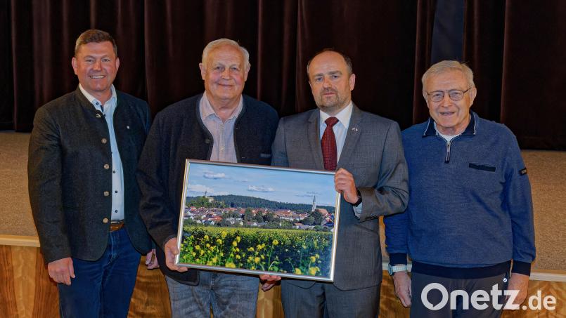 Bürgermeister Rainer Rewitzer, Alois Hubmann vom Fotoclub Pleystein, Bürgermeister Rudolf Kodalík und Peter Trstan (von links) bekunden die Freundschaft der beiden Gemeinden mit einer Fotoausstellung. Bild: Thomas Enslein/exb