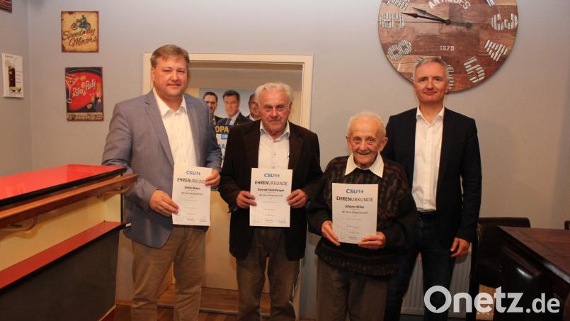 CSU-Kreisvorsitzender Harald Schwartz (rechts) gratulierte den Geehrten der CSU Utzenhofen (von links): Bürgermeister Stefan Braun (25 Jahre) sowie Konrad Inselsberger und Johann Biller (jeweils 45 Jahre). Bild: aun