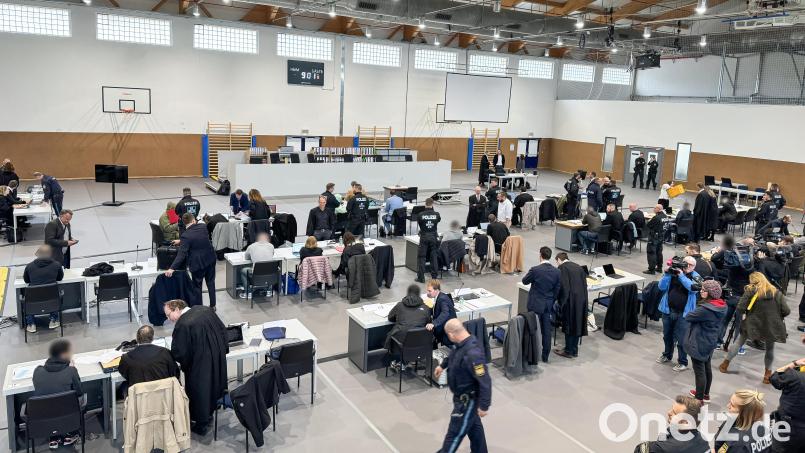 Verhandelt wird aufgrund der vielen Beteiligten – jeder Angeklagter hat zwei bis drei Anwälte – in der John F. Kennedy-Halle Bamberg beginnt der Prozess wegen Geldautomaten-Sprengungen in ganz Deutschland. Bild: Daniel Löb/dpa