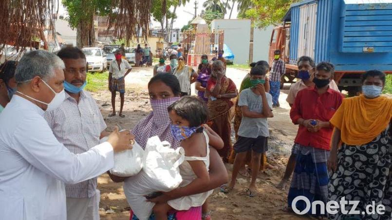 Essensausgabe im Slum: Der Weidener Verein &quot;Hoffnung für Menschen&quot; hilft den Menschen in Indien unter anderem durch Lebensmittelspenden und Schutzausrüstung. Viele Menschen können sich weder Essen, noch Masken leisten. Bild: Hoffnung für Menschen e.V. / exb