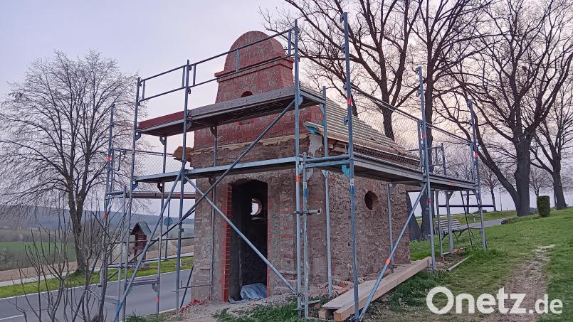 Am Ortsausgang von Bad Neualbenreuth steht die alte Kapelle direkt an der Staatsstraße in Richtung Sibyllenbad. Der beschädigte Giebelaufsatz wurde anhand alter Fotos rekonstruiert und frisch aufgemauert. Bild: as