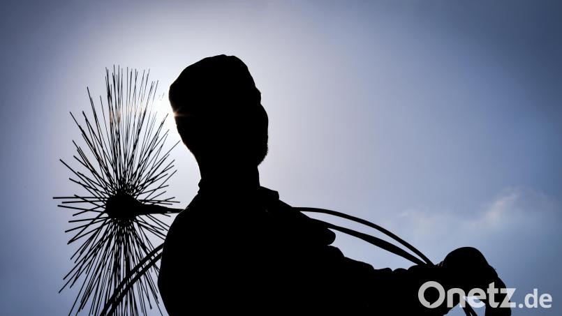 Ein Kaminkehrer konnte erst mit Hilfe der Polizei seine Arbeit verrichten. Bild: David Ebener/dpa