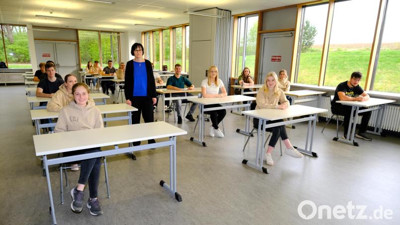 Das Foto zeigt einige Abiturientinnen und Abiturienten im Prüfungsraum mit ihrer Oberstufenkoordinatorin Tanja Bachfischer. Bild: Stiftland-Gymnasium/exb