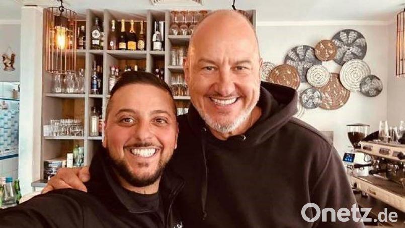 Frank Rosin (rechts) in einer Drehpause als Gast bei &quot;L&#039;Italiano&quot; in Weiden. Mit Geschäftsführer Mario Bruner (links) posiert er für ein Bild. Bild: Mario Bruner