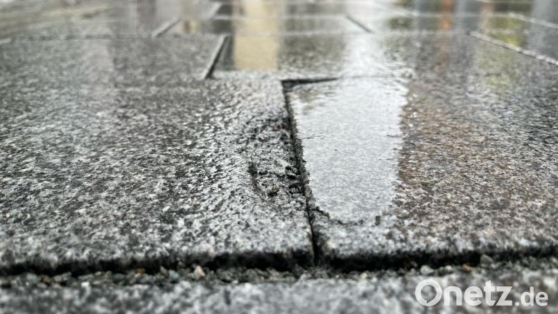 Einzelne Ecken an den Pflastersteinen des neuen barrierefreien Pflasters in der Weidener Altstadt sind abgeplatzt. Bild: Gabi Schönberger