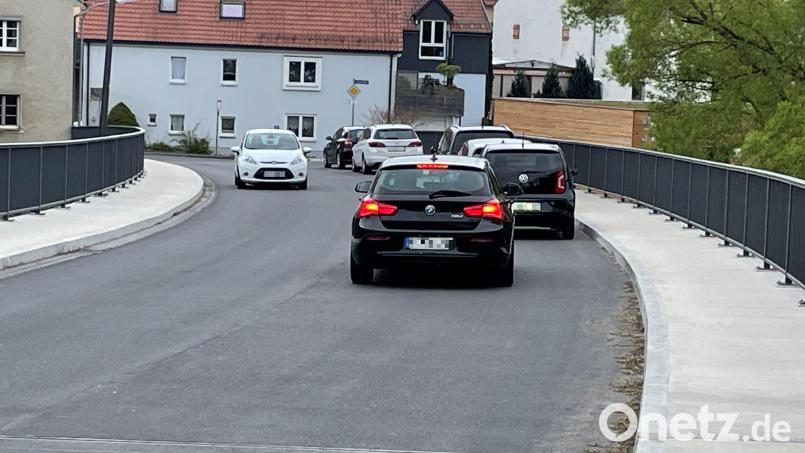 Parkende Autos auf der Naabbrücke (rechts) sind etlichen Stadträten ein Dorn im Auge. Sie wollen einige Meter weiter stadtauswärts als Ersatz eine kleine Parkfläche schaffen. Bild: phs