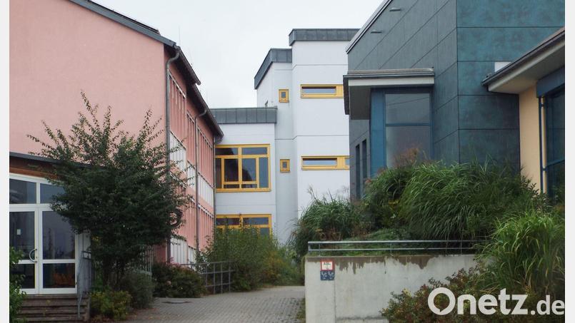 Die Gebäudeteile der Grundschule (Rosa Bau links) und der Mittelschule (Gelber Bau, Mitte) sind ein verschachteltes Konglomerat. Mit der Sanierung und Erneuerung soll 2025 begonnen werden. Bild: e