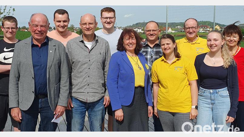 Die Schwimmschule Aqua Vitalis hat treue Mitglieder geehrt (von links): Leonhard Troidl; Bürgermeister, Roland Strehl; Jugendwart Markus Doschat; Ralf Doschat, Raphael Junkes, Christine Fleischmann, Robert Mangold; Sophie Leitl, Vorsitzender Bernhard Fleischmann; Sina Schmidt und Ines Morgenstern. Bild: Stefanie Sieber/exb