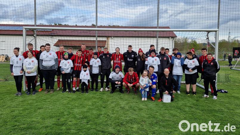 Jugendliche und Kinder aus dem HPZ feuerten den SC Luhe-Wildenau im Spiel gegen die SpVgg Ruhmannsfelden an und durften sogar mit den Spielern auf dem Platz einlaufen. Bild: Verena Diermeier/exb