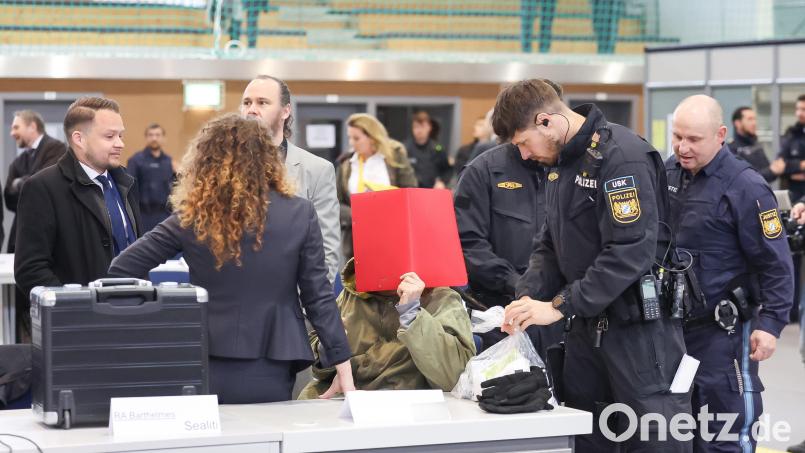 Unter hohen Sicherheitsvorkehrungen und mit Hand- und Fußfesseln sitzt ein Angeklagter in der Turnhalle. In der John F. Kennedy-Halle Bamberg beginnt der Prozess wegen Geldautomaten-Sprengungen in ganz Deutschland. Bild: Daniel Löb/dpa
