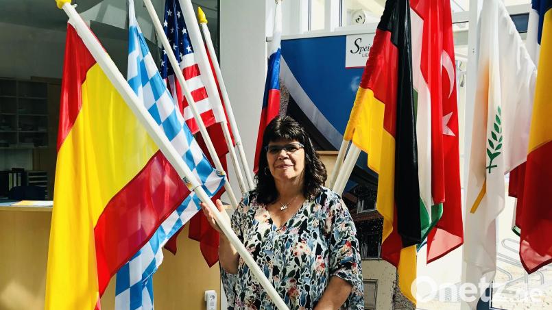 Mitorganisatorin Dolores Longares-Bäumler zeigt Fahnen einiger Nationen, die beim Fest der Kulturen vertreten sein werden. Bild: ak
