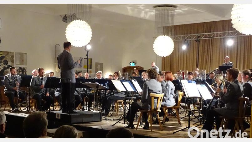 Ein sehr unterhaltsamer Abend vor voll besetztem Haus: Das Gebirgsmusikkorps der Bundeswehr spielte im ehemaligen Kantinensaal des Schwarzenfelder Unternehmens Agrob-Buchtal. Bild: Houschka Bild: Houschka