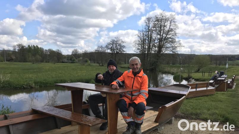 Zu Josef Wismeth setzt sich spontan ein Wanderer aus Rosenberg in die umgestaltete Vilsarche an der Bootsanlegestelle in Kümmersbuch. Bild: mma