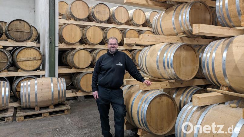 Gregor Schraml im Fasslager der Brennerei in Erbendorf. Auf dem Betriebsgelände und nebenan im früheren Kolpinghaus findet demnächst das &quot;Festival des deutschen Whiskys&quot; statt. Bild: pz