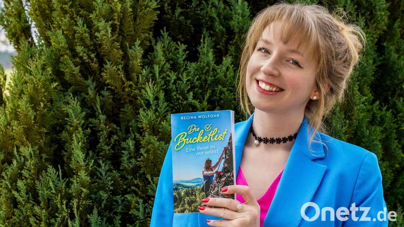 Regina Wolfohr mit ihrem ersten Buch, &quot;Die Buckelist&quot;. Am 17. Mai stellt sie es bei einer Lesung in Sulzbach-Rosenberg vor. Bild: Regina Wolfohr/exb