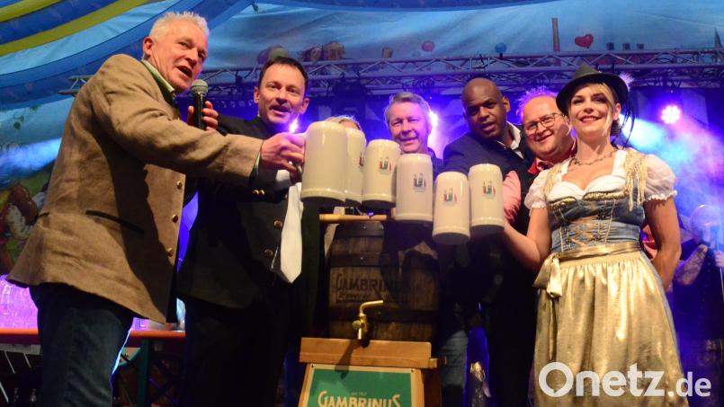&quot;O&#039;zapft is&quot;. Von rechts prosten sich zu Festwirt Joachim Papert, Oberbürgermeister Jens Meyer, Gambrinus-Geschäftsführer Michael Hetscher, Colonel Kevin Poole, Festwirt Christian Papert und Bierkönigin Julia Dietz. Bild: Kunz