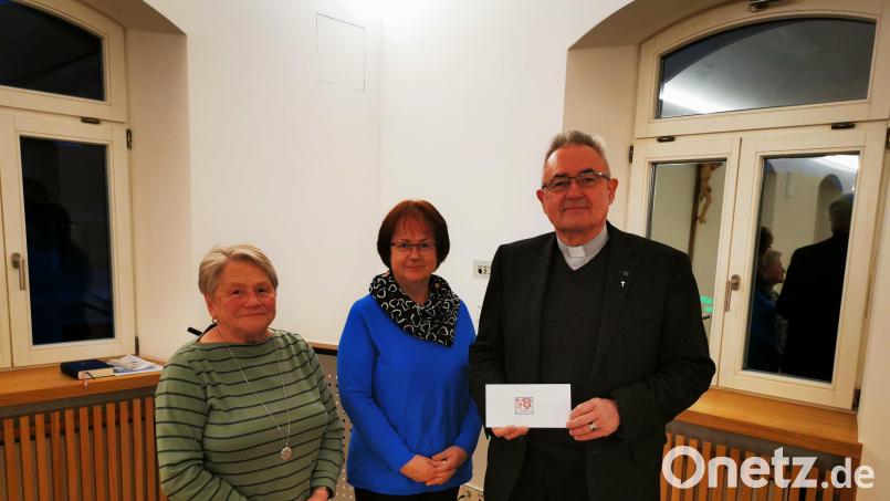 Vorsitzende Marianne Lindner (von links) und Schatzmeisterin Doris Beer überreichen Diakon Dieter Gerstacker 200 Euro für die Notfallseelsorge. Bild: mma