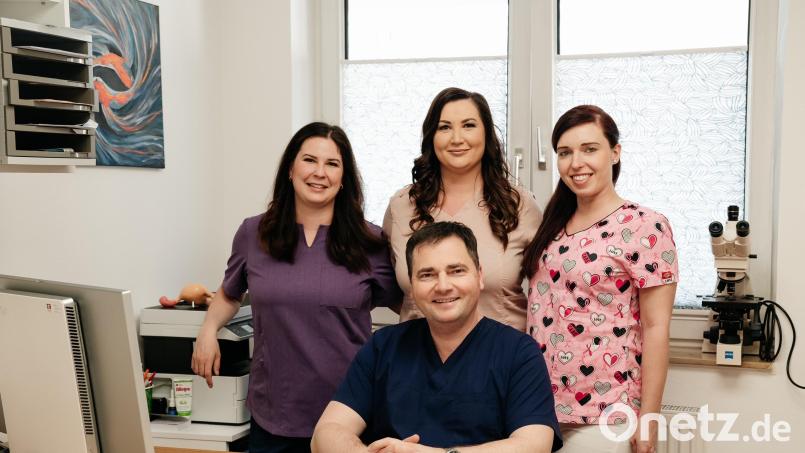 Facharzt Dr. Ladislav Dedek zusammen mit (von links) Dr. Aneta Logan, Dr. Martina Mydlarova und Dr. Nikola Tesackova in der Praxis in Waldsassen. Bild: Praxis Dedek/exb