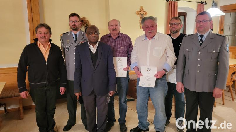 In der Jahreshauptversammlung der Kameradschaft standen auch Ehrungen auf der Tagesordnung: (von links) Walter Frank, Martin Schneider, Pfarrer Dr. Charles Ifemeje, Michael Scharnagel, Alois Wolfrum, Robert Bauer und Gerhard Kraus. Bild: Maria-Sofie Schneider/exb
