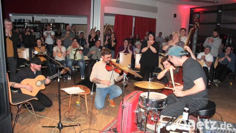 Garanten für ausgelassene Stimmung und mitreißende Klänge waren am Donnerstagabend die Musiker von Django 3000 im Foyer der Mehrzweckhalle. Bild: stg