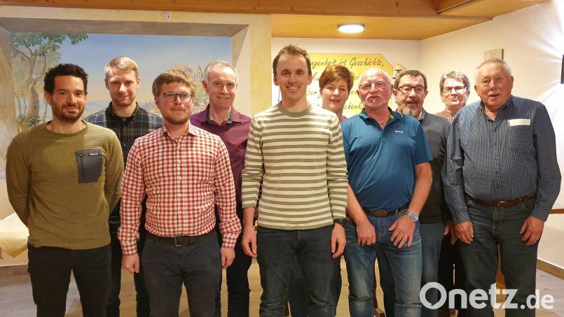 Michael Das (vorne, Zweiter von links) ist neuer Vorsitzender des SPD-Ortsvereins Parkstein. Zweiter Vorsitzender ist Georg Janner (vorne, Dritter von links) Bild: bey
