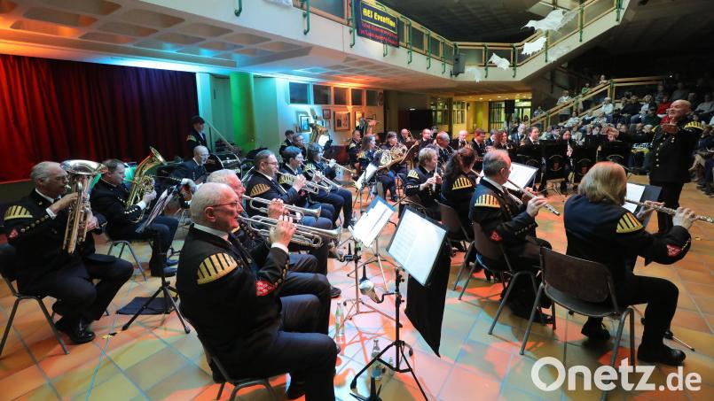 Ein anspruchsvolles Programm präsentierte die Bergknappenkapelle in der Aula der Krötensee-Mittelschule. Bild: Wolfgang Steinbacher