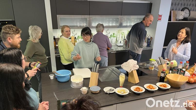 Mikuri Thieser-Nakamura bereitete mit den Teilnehmern am Kochabend des Ebnather Gewerbevereins japanische Gerichte zu. Bild: exb