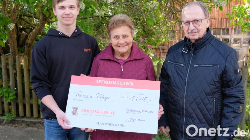 Mit Enkel Tamino übergibt Theresia Pfleger dem Speinsharter Andreas Steinl eine Spende in Höhe von 1015 Euro zur Verwendung für die Kinderkrebshilfe. Bild: do