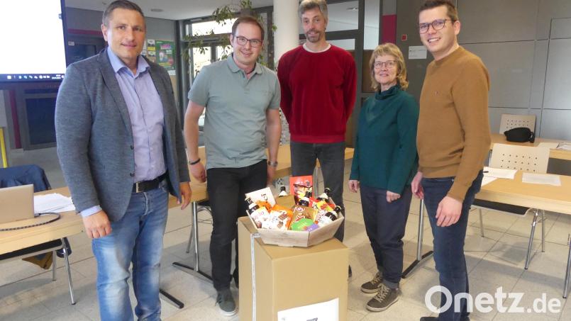 Bürgermeister Marcus Gradl (links) und die Fraktionssprecher (von rechts) Korbinian Dunzer, Thomas Ott und Elisabeth Gottsche verabschieden Stadtratskollegen Andreas Hermann. Bild: rn
