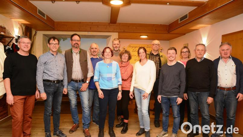 Bürgermeister Reinhard Sollfrank (links) freut sich über die erfolgreiche Neuwahl des Vorstands mit dem neuen Vorsitzenden Martin Bodenmeier, Zweiten Vorsitzenden Alexander Mückl, Kassiererin Sabine Pausch, Schriftführerin Tanja Hösl (vorne, von links) und den Beiratsmitgliedern. Bild: bey