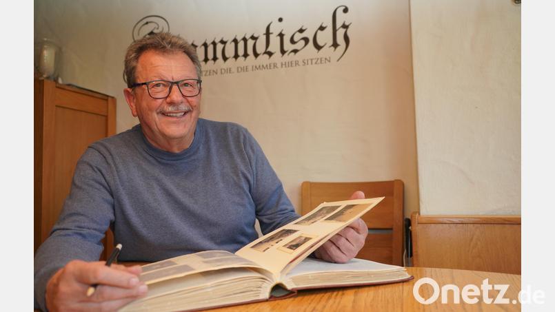 Bei der derzeitig oft unberechenbaren Aprilwetterlage stöbert Werner Beierl gerne in Fotoalben und frischt damit seine Erinnerungen an Kindheit und Jugendzeit auf – und grinst dabei schelmisch. Bild: fvo