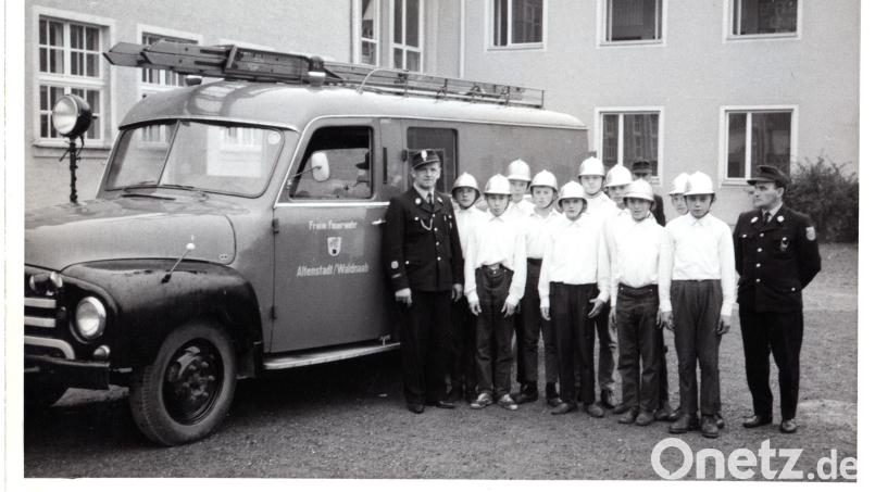 Die erste Löschgruppe dieser Art, die es in Bayern 1966 gab, hat Kommandant Hermann Spachtholz (links) gegründet. Bild: exb/Archiv Feuerwehr