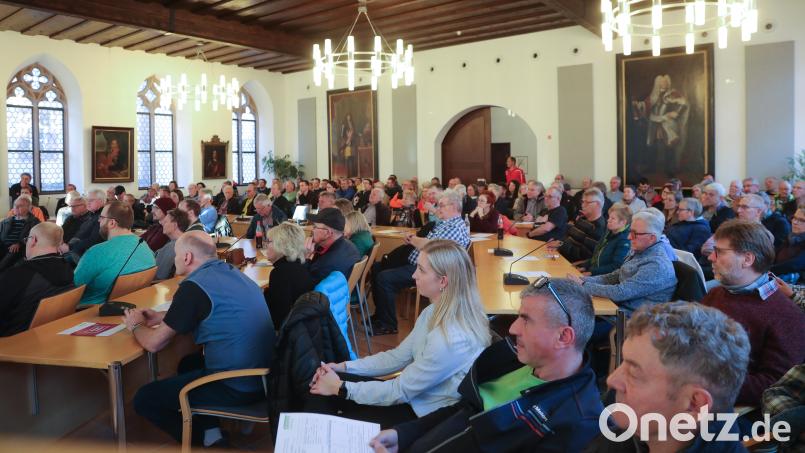 Das Interesse an den Nahwärmeplänen von Landwirt Florian Gebhard war gewaltig, rund 150 Leute kamen in den Rathaussaal. Während der zweistündigen Veranstaltung gab es etliche Lacher, aber auch viele kritische Fragen. Die Bürger machten klar: Ohne konkrete Kosten und die Rechtsform zu kennen, will niemand blind zustimmen. Bild: Wolfgang Steinbacher