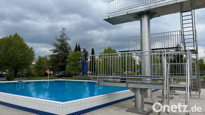 Bademeister Hubert Horn könnte nicht nur überprüfen, ob der Sprungturm tipptopp ist, sondern reinspringen. Da das Wasser nicht beheizt wird, ist das Sprungbecken bereits startklar für die neue Saison. Bild: ihl