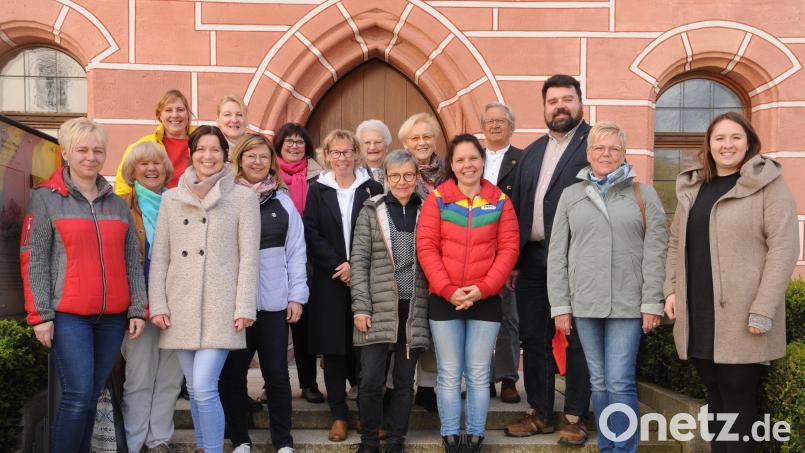 Die Kindergartenleitungen und die Vertreter der &quot;Initiative MEINE&quot; freuen sich gemeinsam mit Bürgermeister Stefan Frank und Vorsitzendem Manfred Lilla (Dritter und Vierter von rechts) über die Spende an alle Einrichtungen. Bild: ge