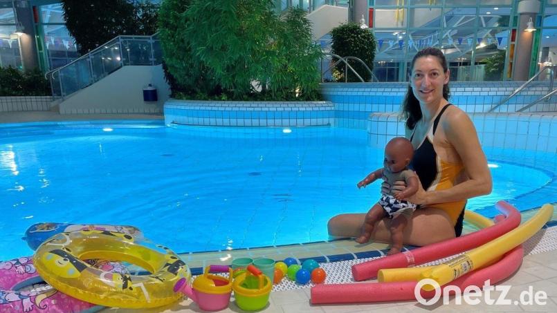 Selbst junge Mutter, Schwimmmeisterin und extra ausgebildete Babyschwimm-Kursleiterin Simone Baumgartl freut sich auf die Babys und Eltern. Bild: Karoline Gajeck-Scheuck/exb