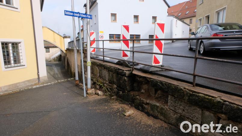 Die Granitmauer bei der Synagoge in Floß wurde abgesichert, weil es einen Schaden gibt. Bild: le