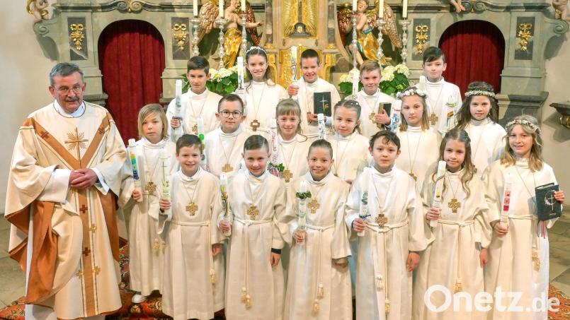 Ihre Erstkommunion feiern 17 Kinder in der Kirche St. Georg in Hausen. Bild: Siegfried Niebler/exb