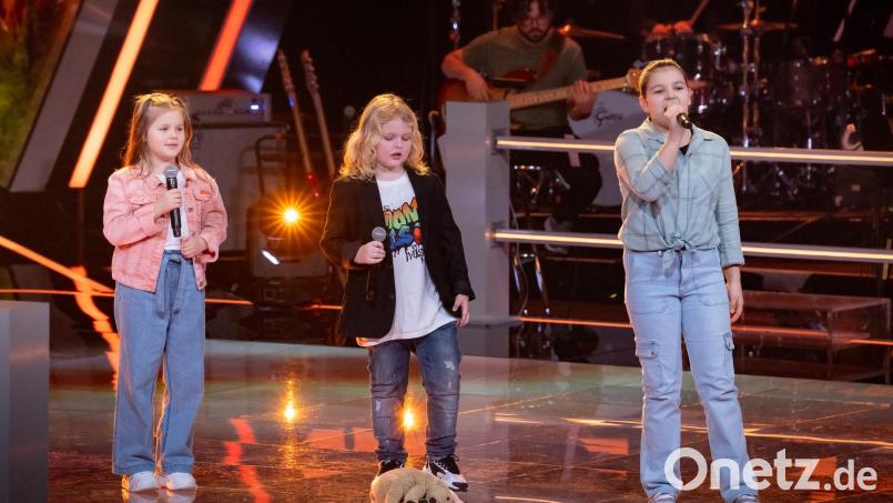 Lina (links) hat es geschafft. Sie ist bei &quot;The Voice Kids&quot; eine Runde weiter. Bild: Seven.One/Claudius Pflug