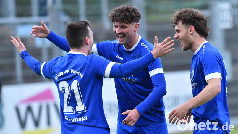 Jubel bei den Weidener Spielern: Die Meisterschaft in der Landesliga Mitte ist unter Dach und Fach. Bild: A. Schwarzmeier
