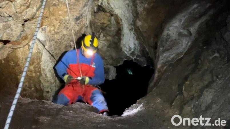 In einer Höhle bei Auerbach trainiert die Bergwacht Amberg als Teil der Einsatzgruppe Frankenjura den Ernstfall - die Höhlenrettung. Bild: Heike Unger