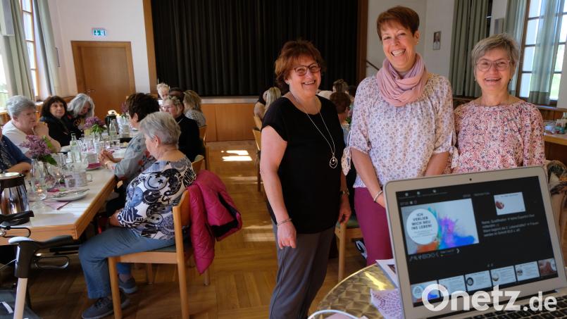 Mit einem eindrucksvollen Referat wartete Resilienztrainerin Michaela Blattnig (Bildmitte) beim Frauenfrühstück auf, wofür es durch Vorsitzende Christina Schaller (links) und 2. Vorsitzende Renate Bock (rechts) Dank gab. Bild: le