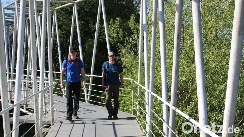 Wandern im künstlerisch gestalteten Umfeld: Auf dieser Brücke überqueren die Teilnehmenden des Kleinen Schlackenmarschs die Vils in der Nähe des Geländes vom ESV Amberg. Bild: mfh