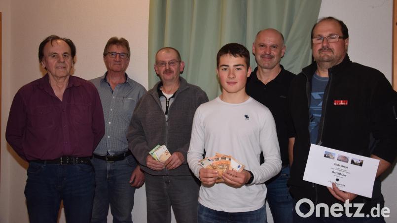Stolz präsentieren Marius Lorenz (Dritter von rechts) und Martin Schillinger (daneben) ihr Preisgeld. Die Berlinreise gewinnt Martin Nagl (rechts). Den Trostpreis teilen sich Erich Zeus (links) und Hans Deininger (Zweiter von links). Stellvertretender Schützenmeister Hubert Pühler gratuliert. Bild: fla