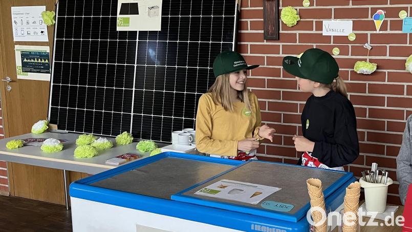 Der Blick in die Mini-Eisdiele mit den beiden Eisverkäuferinnen im Pfarrheim. Bild: Marion Baumer/exb