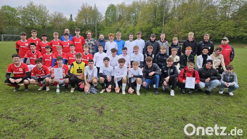 Auf dem Bild die Mannschaften Jungen II nach der Landkreismeisterschaft auf dem Sportgelände des SV Loderhof von links: 1. HCA-Gymnasium, Walter-Höllerer-Realschule und 3. Krötensee-Mittelschule mit (hinten, von links) Schiedsrichter Reinhard Wiesmeth, Studienrat Alexander Hadasch, Studienrat Martin Süssner (Walter-Höllerer-RS), Studienrat Christian Biersack (Krötensee) und Platzwart George Anderson (SV Loderhof). Bild: khg
