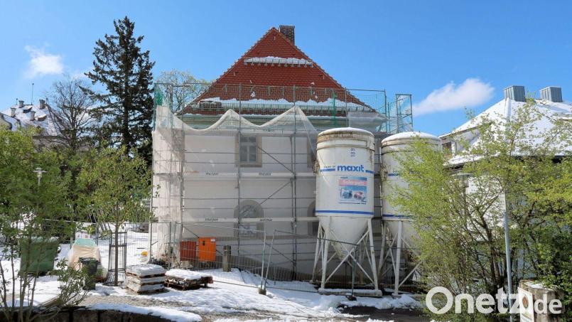 Materialsilos und Schutzhüllen verdecken noch das neue Rathaus. Bild: bsc